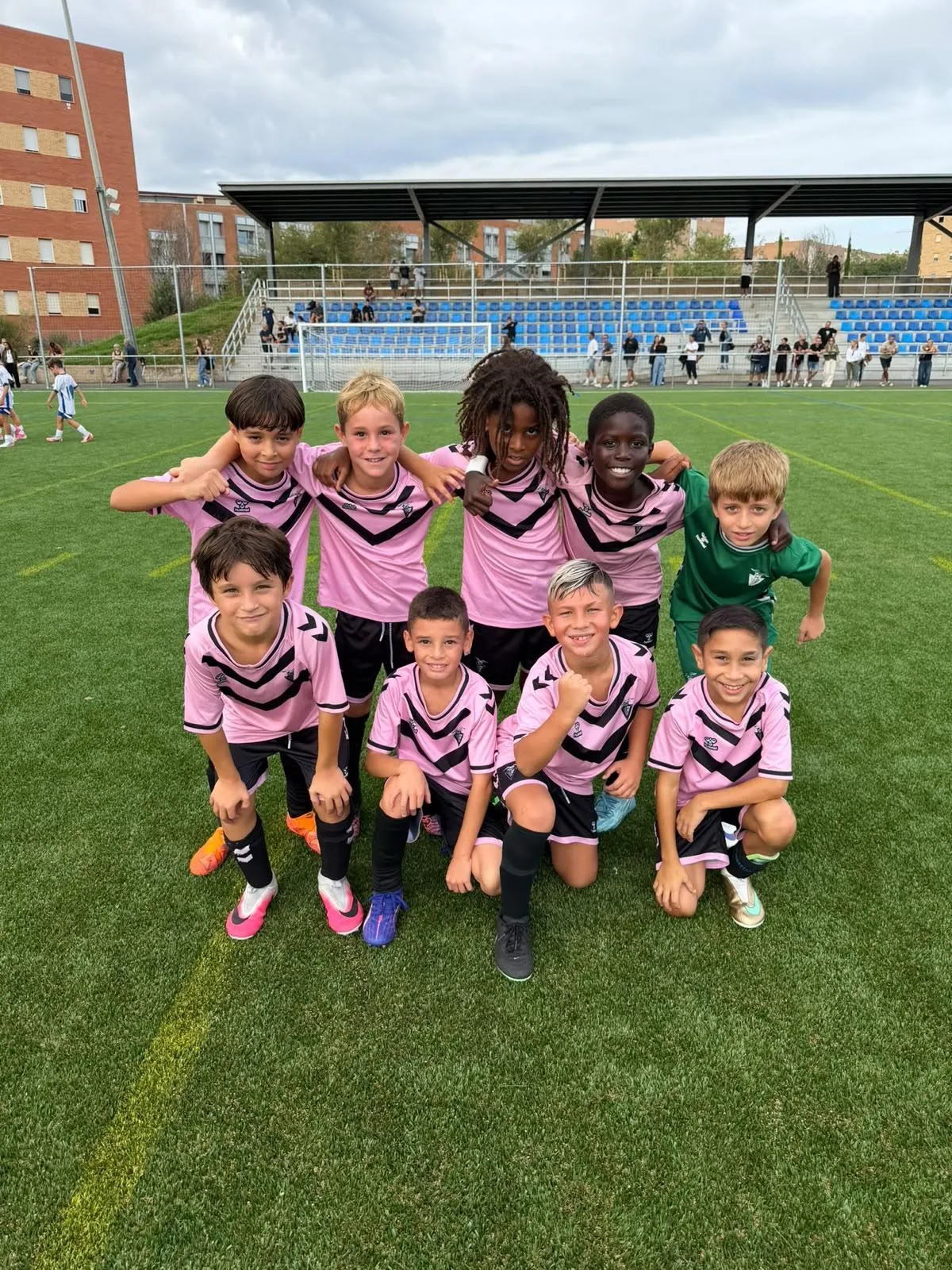 Equipo de fútbol base posando sobre el césped