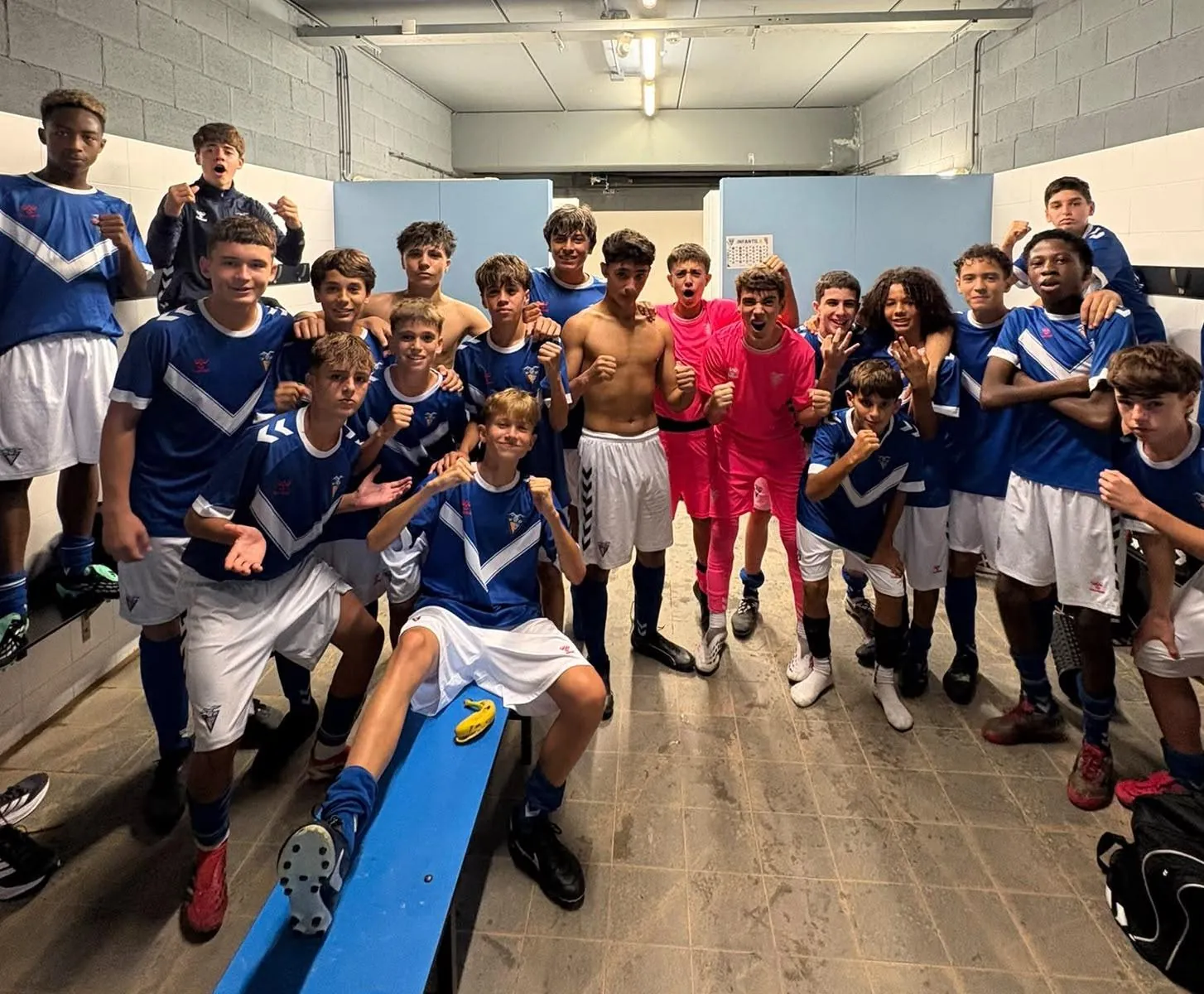Equipo de fútbol base del CF Badalona celebrando en el vestuario