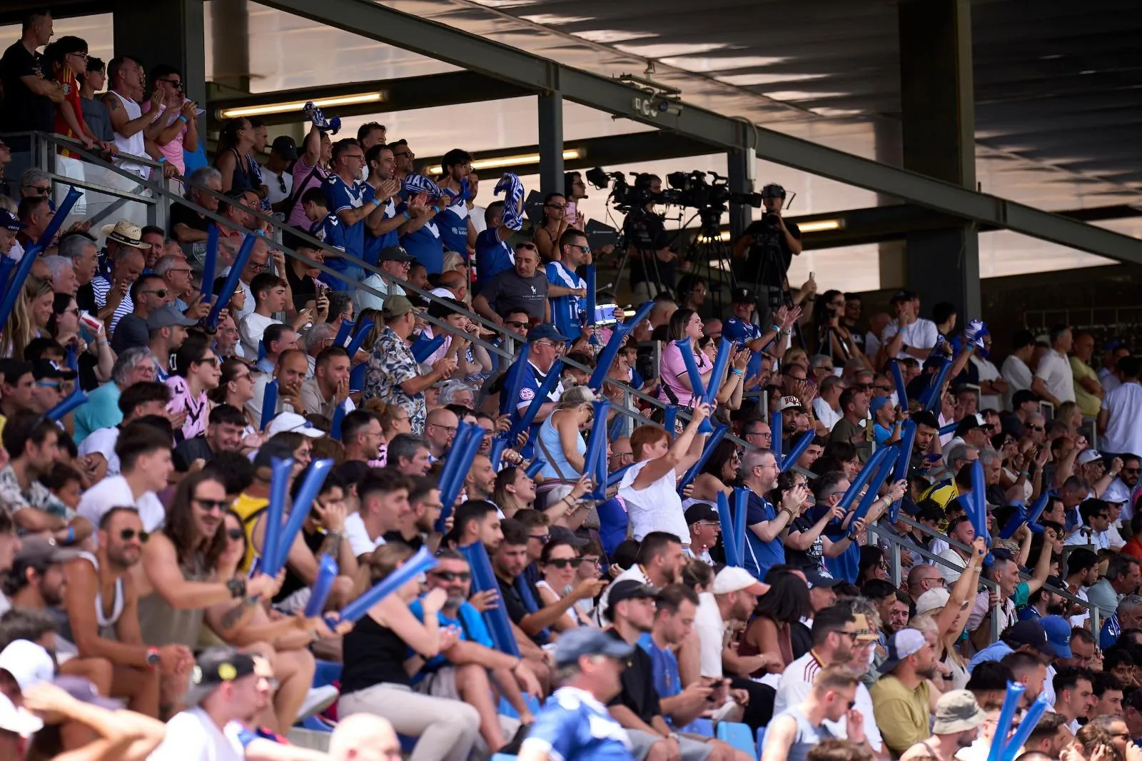 Afición del CF Badalona en la tribuna